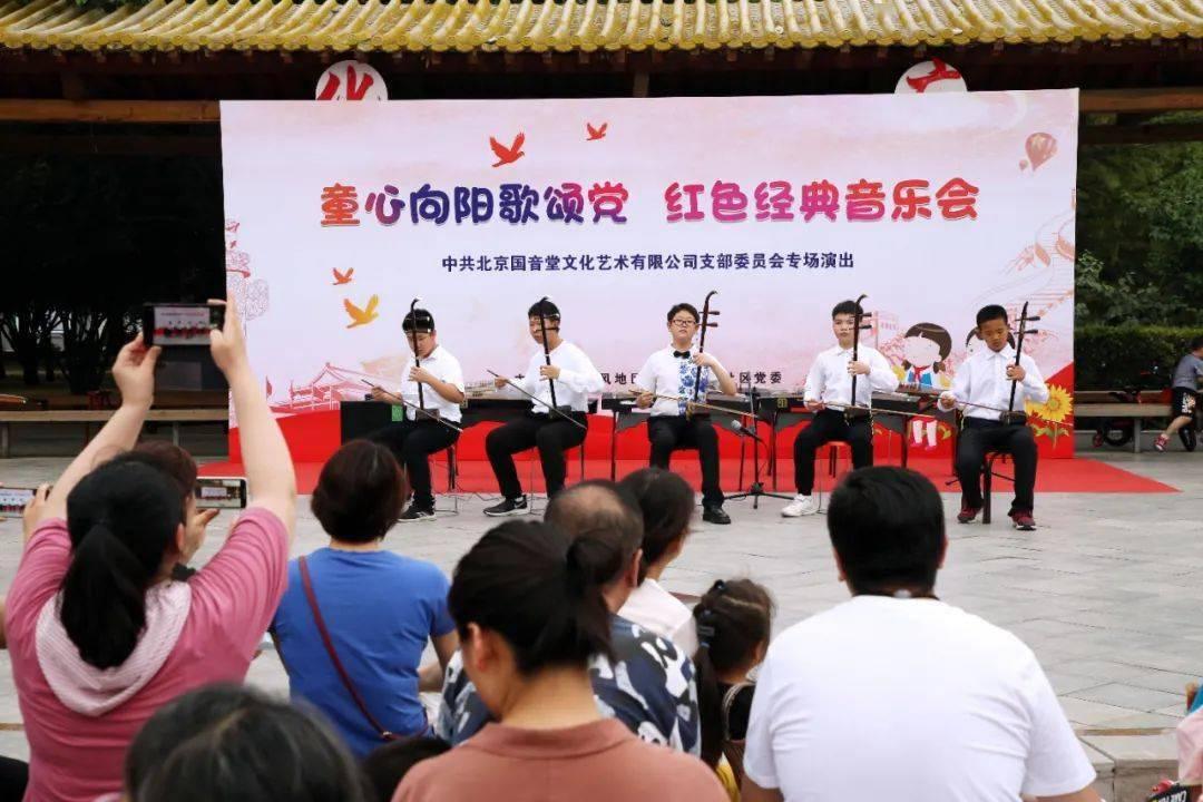 初入职场就被当众批评，你会默默接受，还是据理力争？游戏画面