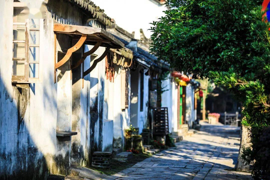 武汉鲁磨路附近有没有好一点的爵士舞蹈工作室？没有基础的，想学学简单的爵士舞。游戏画面