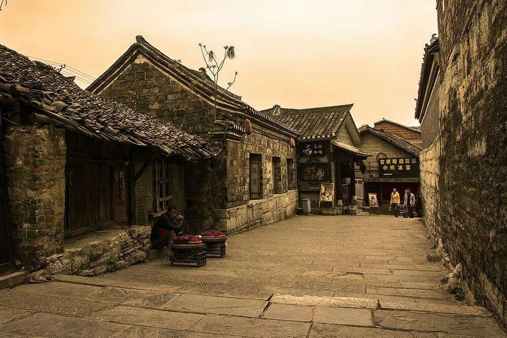 语话参差绝世梦，心头不挂微尘。四时游玩百花亲。壶中天不夜，物外景长春。 什么意思
